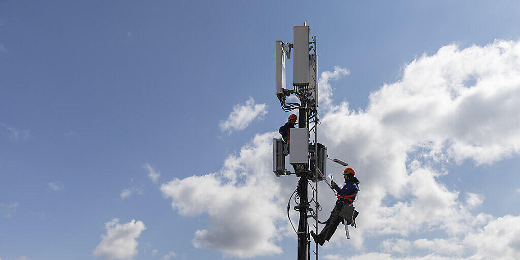 Beim Ausbau der 5G-Netze sind die Anbieter nicht auf den chinesischen Huawei-Konzern angewiesen. Dies zumindest behauptet Konkurrent. Im Bild: Monteure bei der Installation einer 5G-Antenne in Bern.(Archivbild).