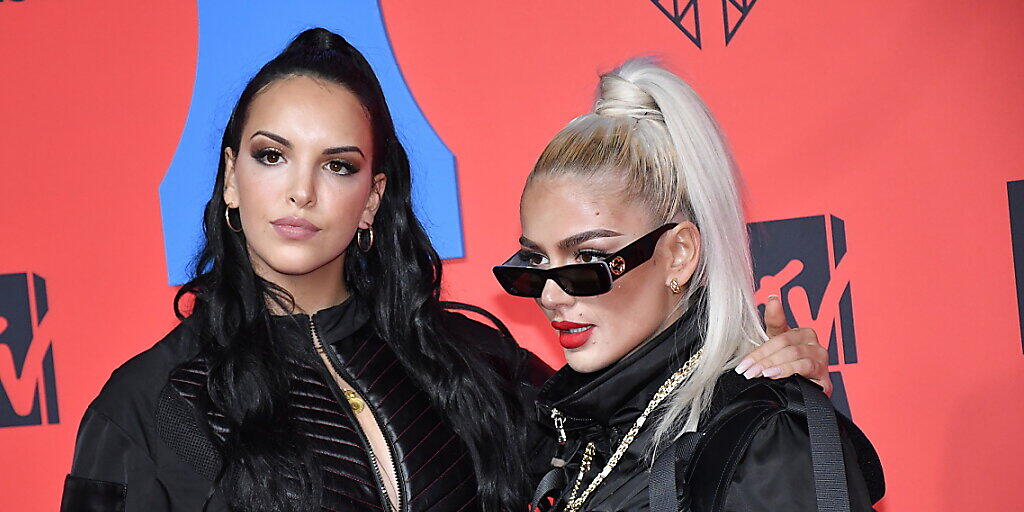 Die Schweizer Rapperin Loredana (rechts) bei den MTV European Music Awards 2019 in Sevilla zusammen mit der deutschen Musikerin Juju.