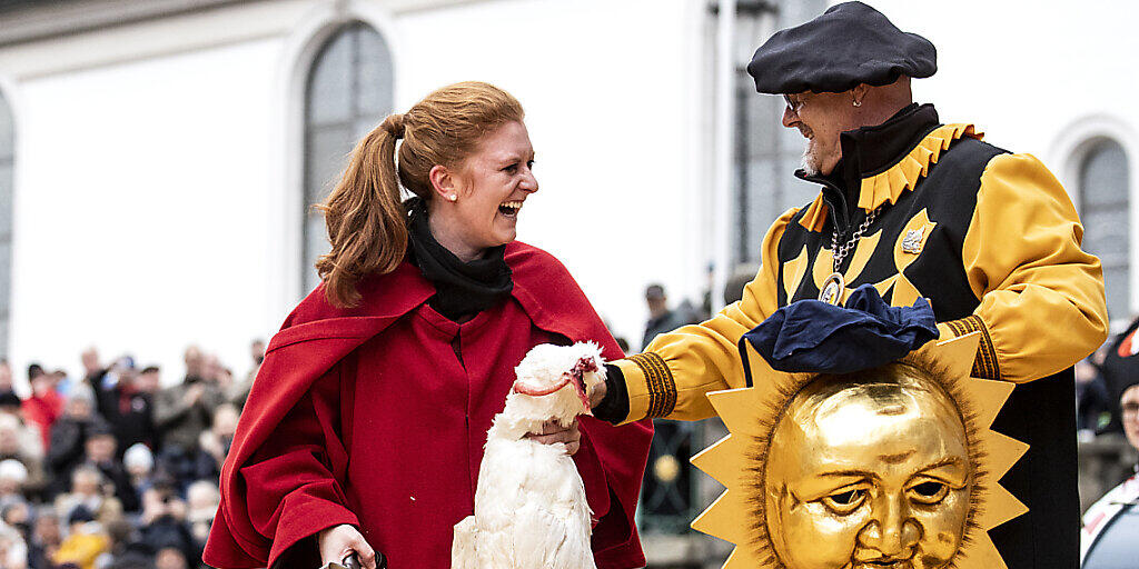 Aline Theiler mit der toten Gans an der traditionellen Gansabhauet in Sursee: Sie ist die erste Frau, der es gelungen ist, mit einem Schlag der aufgehängten Gans den Kopf vom Rumpf zu trennen.