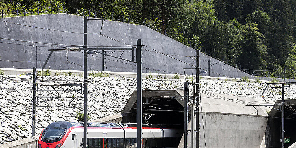 Der Giruno-Zug fährt durch das Nordportal in den Gotthard-Basistunnel ein.