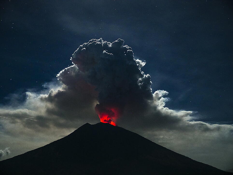 Seit Monaten hält der mehr als 3000 Meter hohe Agung mit seiner erhöhten Aktivität die Menschen auf Bali in Atem.