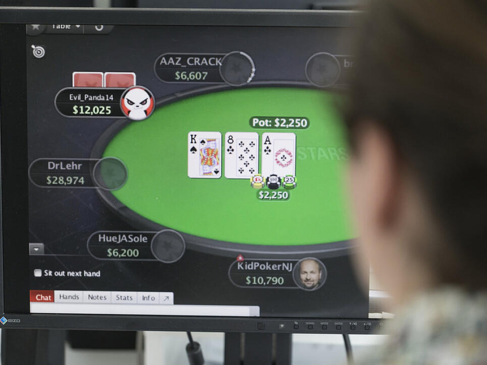 Ein Mann spielt auf der Webseite des ausländischen Glücksspielanbieters Pokerstars Online-Poker. Künftig werden Angebote von ausländischen Anbietern verboten und für Spieler in der Schweiz im Internet gesperrt. Einzig Schweizer Casinos wird das Anbieten von Online-Geldspielen erlaubt sein. (Archiv)