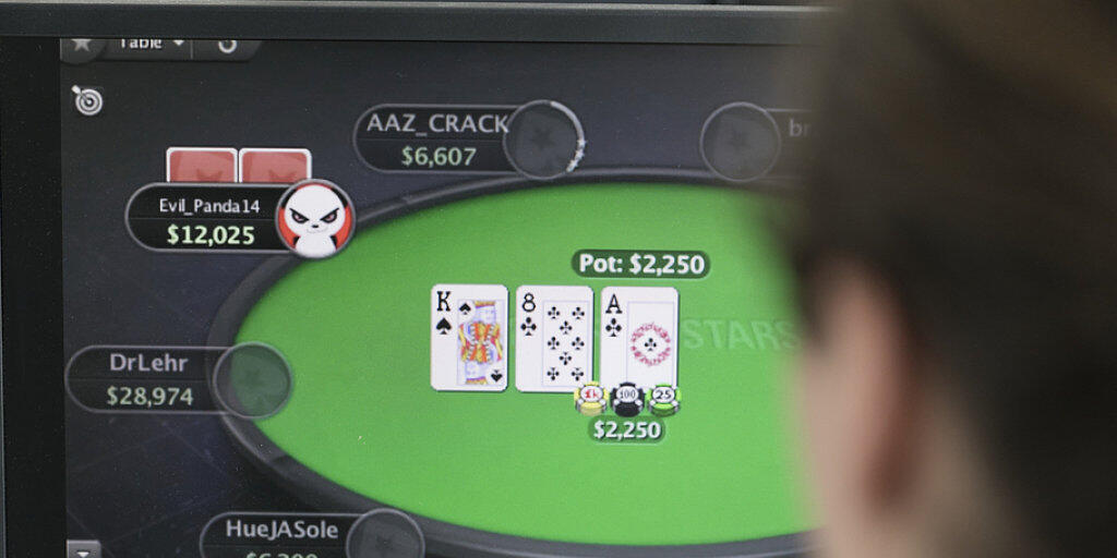 Ein Mann spielt auf der Webseite des ausländischen Glücksspielanbieters Pokerstars Online-Poker. Künftig werden Angebote von ausländischen Anbietern verboten und für Spieler in der Schweiz im Internet gesperrt. Einzig Schweizer Casinos wird das Anbieten von Online-Geldspielen erlaubt sein. (Archiv)