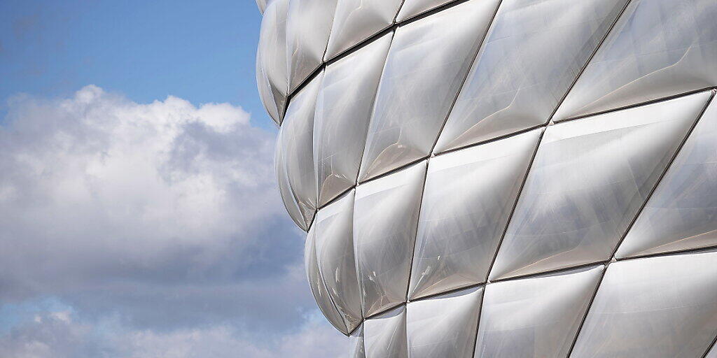 Die Arena des FC Bayern München wird einstweilen keine Fans beherbergen - aber immerhin soll wieder gespielt werden