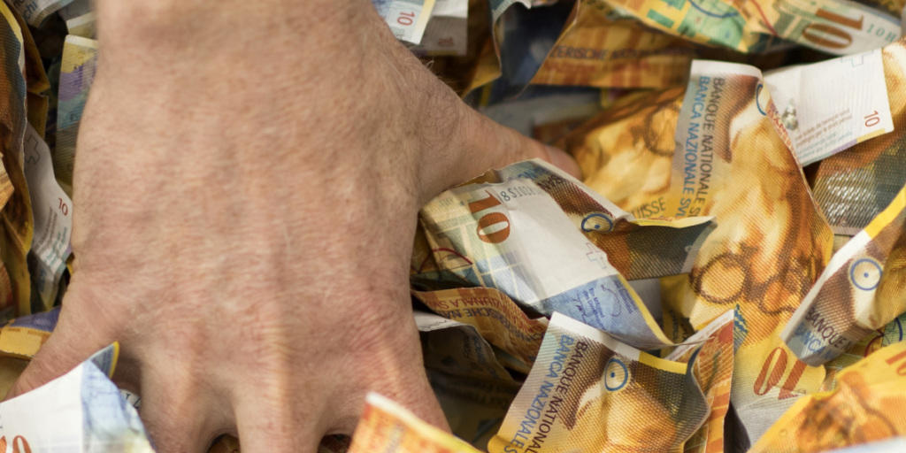 Manche Chefs von bundesnahen Betrieben verdienen zu viel. Darin sind sich die Kommissionen von National- und Ständerat einig. Die Ständeratskommission will aber kein Maximum ins Gesetz schreiben. (Symbolbild) Manche Chefs von bundesnahen Betrieben verdienen zu viel. Darin sind sich die Kommissionen von National- und Ständerat einig. Die Ständeratskommission will aber kein Maximum ins Gesetz schreiben. (Symbolbild)