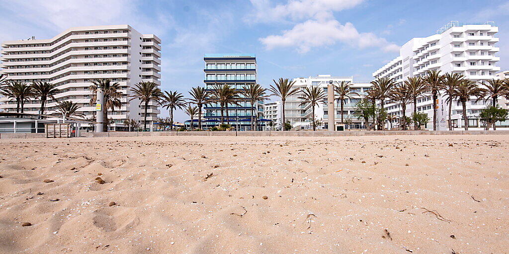 Die Strände in Mallorca dürften noch etwas länger leer bleiben: Der Strand "Can Pere" auf der Ferieninsel (Bild vom 12. April).