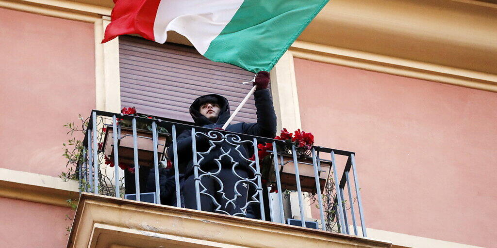 Die Regierung in Italien hat die Strafen für Verstösse gegen die Ausgangsbeschränkungen drastisch erhöht. Die Regierung in Italien hat die Strafen für Verstösse gegen die Ausgangsbeschränkungen drastisch erhöht.
