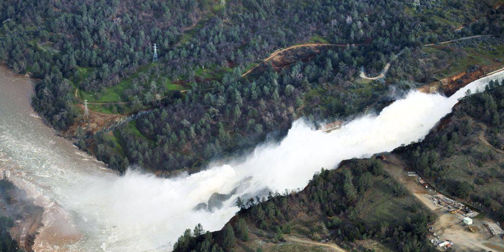 Die Wassermassen rauschen durch den Notausfluss des überfüllten Oroville-Stausees.