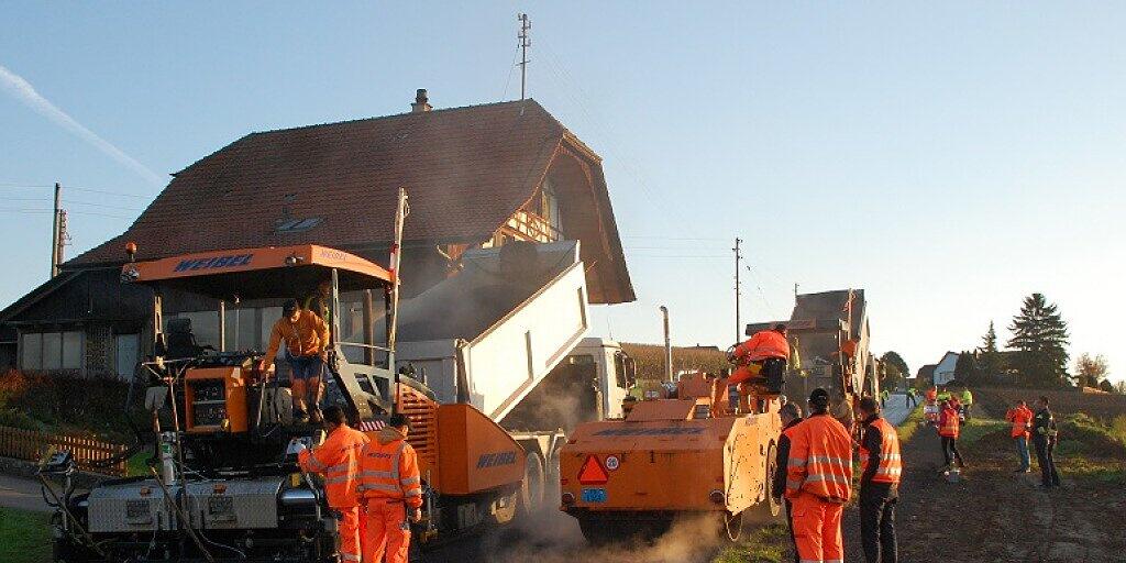 Je niedriger die Temperatur bei Herstellung und Verarbeitung, desto weniger Schadstoffe gelangen in die Luft: Warmasphalt sorgt auch für ein besseres Arbeitsklima.