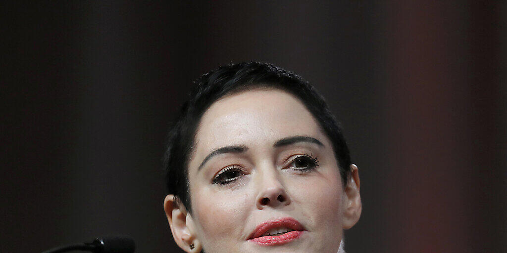 Die Schauspielerin Rose McGowan hat den einstigen Hollywoodmogul Harvey Weinstein verklagt, weil er versucht haben soll, sie angesichts von Vergewaltigungsvorwürfen mundtot zu machen. (Archivbild) Die Schauspielerin Rose McGowan hat den einstigen Hollywoodmogul Harvey Weinstein verklagt, weil er versucht haben soll, sie angesichts von Vergewaltigungsvorwürfen mundtot zu machen. (Archivbild)
