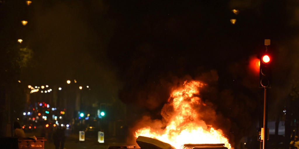 Brennende Strassenblockaden in London: In der britischen Hauptstadt kam es nach bei Protesten gegen Polizeigewalt zu Ausschreitungen. Brennende Strassenblockaden in London: In der britischen Hauptstadt kam es nach bei Protesten gegen Polizeigewalt zu Ausschreitungen.