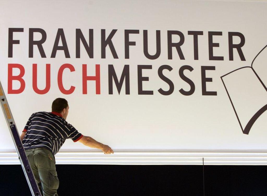 Die Schriftstellerverbände Deutschlands, Österreichs und der Schweiz haben am Freitag auf der Frankfurter Buchmesse eine gemeinsame 10-Punkte-Charta vorgelegt, die Mindeststandards für Verlagsverträge festlegt. (Archivbild) Die Schriftstellerverbände Deutschlands, Österreichs und der Schweiz haben am Freitag auf der Frankfurter Buchmesse eine gemeinsame 10-Punkte-Charta vorgelegt, die Mindeststandards für Verlagsverträge festlegt. (Archivbild)