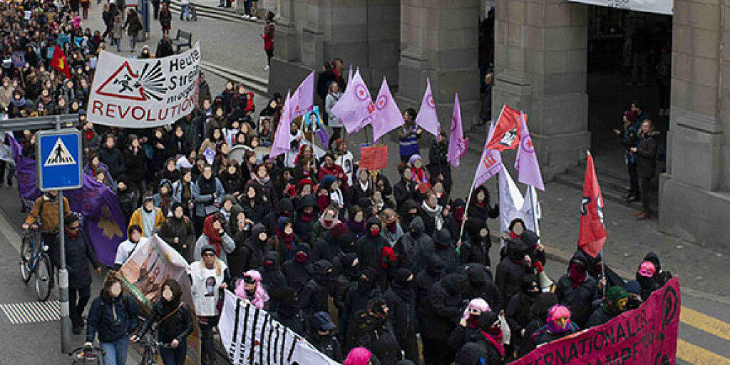 Mehrere hundert Personen, vorwiegend Frauen, nahmen in Zürich an der unbewilligten Demonstration für Frauenrechte teil.