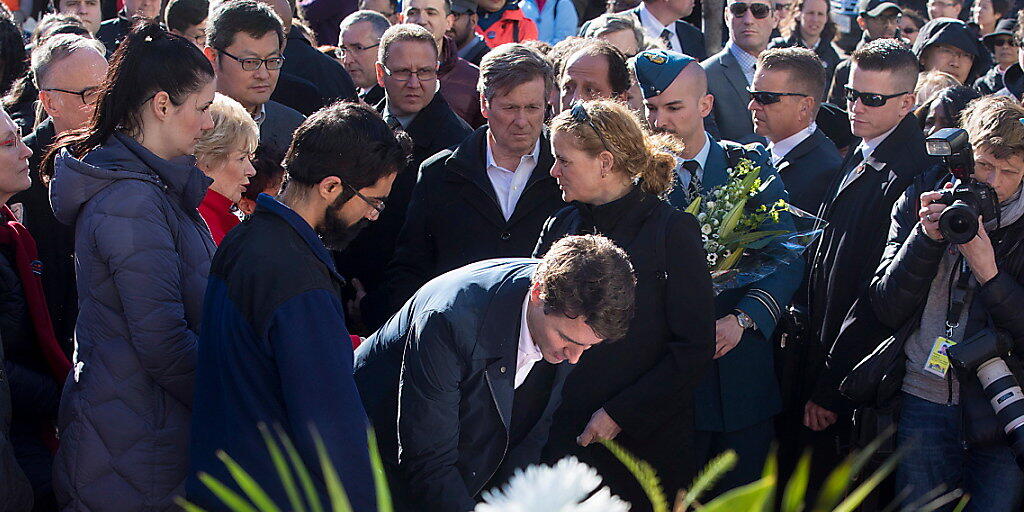 Kanadas Premierminister Justin Trudeau (Mitte) hat gemeinsam mit Tausenden den Opfern der Amokfahrt in der vergangenen Woche gedacht.