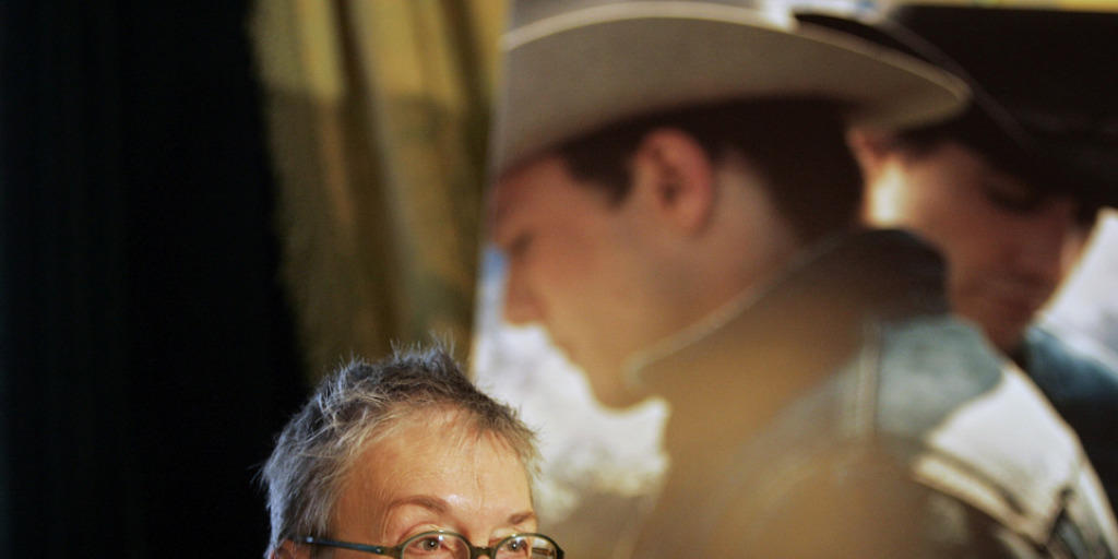 Pulitzer-Preisträgerin Annie Proulx vor einem Plakat für den Film "Brokeback Mountain", dessen Vorlage sie im Rückblick lieber nicht geschrieben hätte (Archiv 2006)