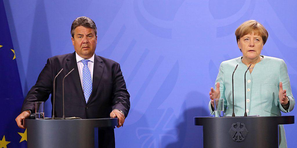 Bundeskanzlerin Angela Merkel und Vizekanzler Sigmar Gabriel stellen das Integrationsgesetz vor.