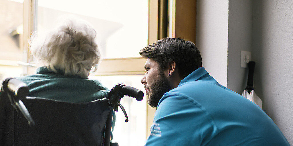 Alltag im Pflegeheim: Ein Zivildienstleistender im Schlössli Biel im Gespräch mit einer pflegebedürftigen Patientin. (Themenbild)