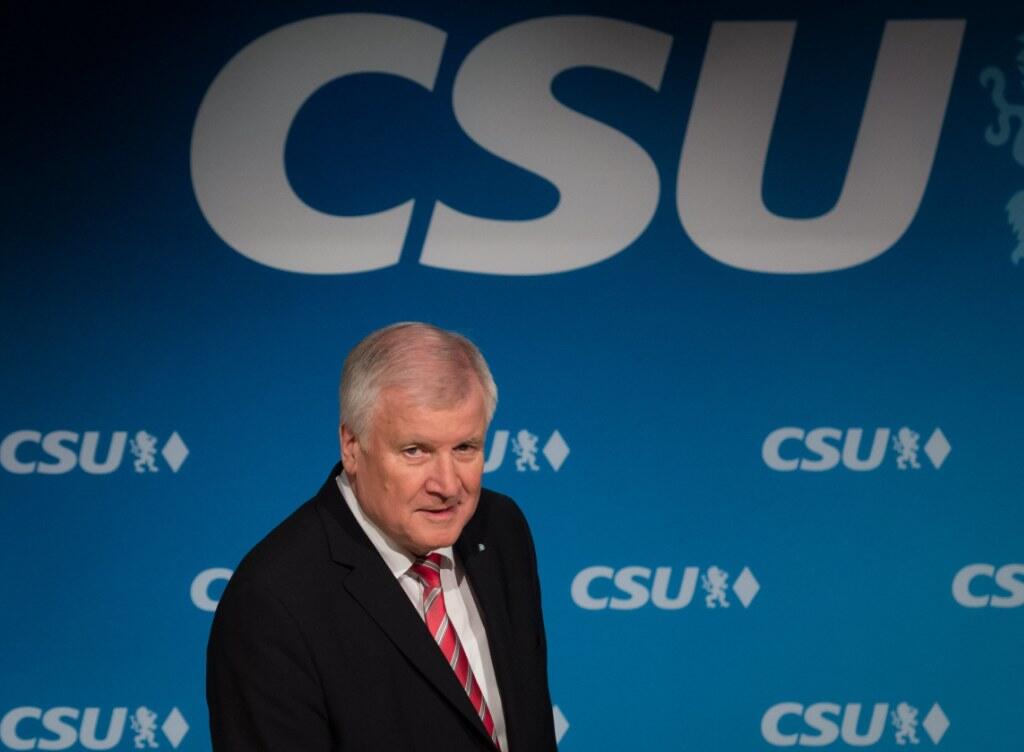 Er will CSU-Chef bleiben, aber das Amt des Ministerpräsidenten in Bayern abgeben: Horst Seehofer. (Archiv) Er will CSU-Chef bleiben, aber das Amt des Ministerpräsidenten in Bayern abgeben: Horst Seehofer. (Archiv)