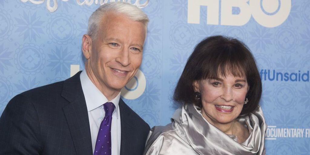 Die US-Schauspielerin, Malerin und Modedesignerin Gloria Vanderbilt, hier zusammen mit ihrem Sohn und CNN-Moderator Anderson Cooper, ist Mitte Juni 2019 im Alter von 95 Jahren gestorben. (Archiv) Die US-Schauspielerin, Malerin und Modedesignerin Gloria Vanderbilt, hier zusammen mit ihrem Sohn und CNN-Moderator Anderson Cooper, ist Mitte Juni 2019 im Alter von 95 Jahren gestorben. (Archiv)