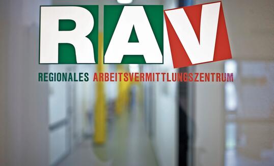 ARBEITSLOSIGKEIT, RAV, REGIONALE ARBEITSVERMITTLUNG, ARBEITSVERMITTLUNGZENTRUM, EINGANG, TUERE, TUER, FLUR, GANG,