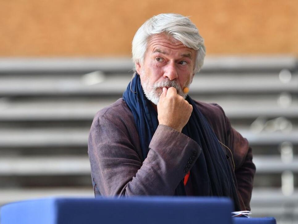 Nachdem Chris Dercon als Volksbühnen-Intendant seit Monaten angefeindet wurde, hat er am Freitag noch vor Ende seiner ersten Spielzeit das Handtuch geworfen. (Archivbild)