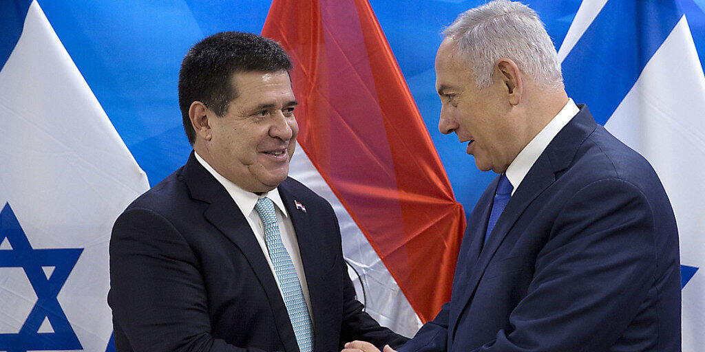 Früher andere Politik: Israels Premier Benjamin Netanjahu (rechts) und der ehemalige Präsident Paraguays Horacio Cartés (links) pflegten eine freundschaftliche Beziehung. (Archivbild)