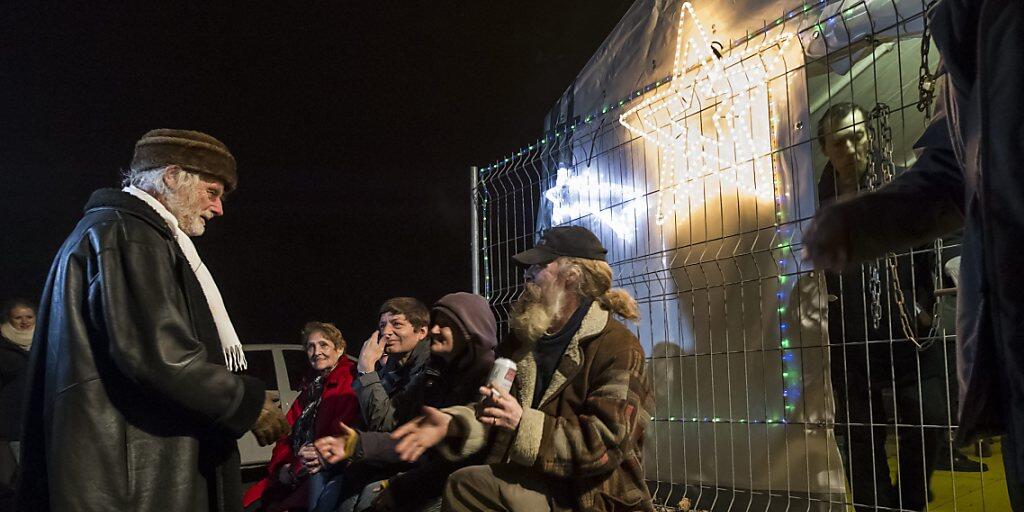 Ein Herz für Benachteiligte: Pfarrer Ernst Sieber begrüsst 2012 Obdachlose und Gäste im Zürcher Pfuusbus.