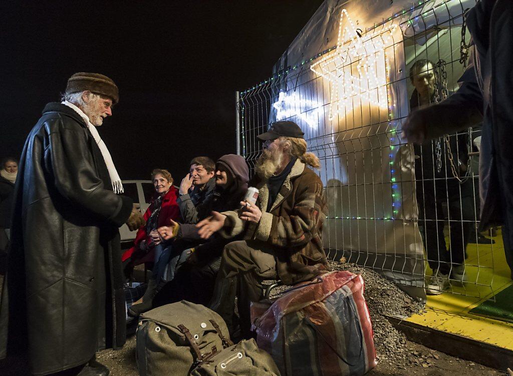 Ein Herz für Benachteiligte: Pfarrer Ernst Sieber begrüsst 2012 Obdachlose und Gäste im Zürcher Pfuusbus. Ein Herz für Benachteiligte: Pfarrer Ernst Sieber begrüsst 2012 Obdachlose und Gäste im Zürcher Pfuusbus.