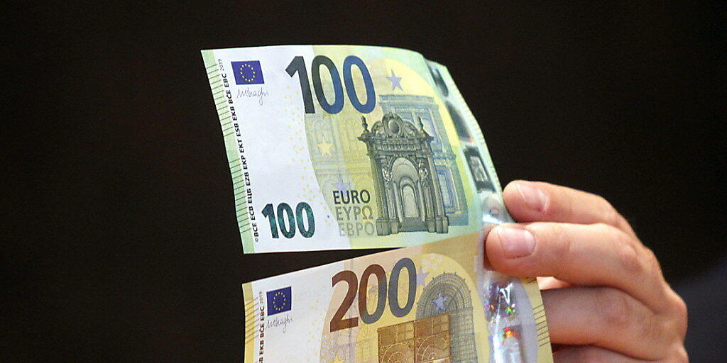 Die neuen 100- und 200-Euro-Banknoten mit besseren Sicherheitsmerkmalen sind seit Dienstag im Umlauf. (Archivbild) Die neuen 100- und 200-Euro-Banknoten mit besseren Sicherheitsmerkmalen sind seit Dienstag im Umlauf. (Archivbild)