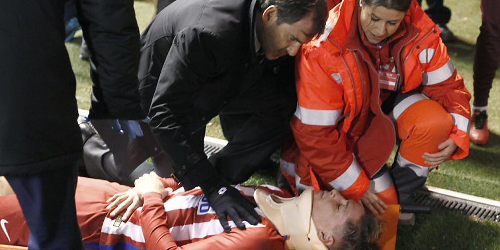 Atletico Madrids Stürmer Fernando Torres wird nach seinem folgenschweren Zusammenstoss bewusstlos vom Platz getragen