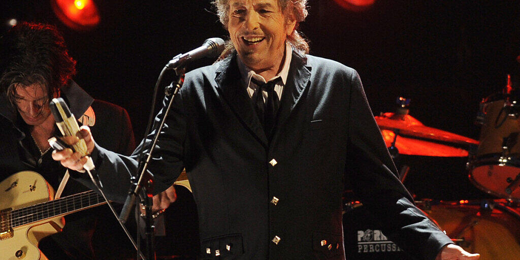 ARCHIV - Bob Dylan, US-amerikanischer Musiker, während eines Auftritts. Der Folk-Rock-Pionier hat die Verlagsrechte an allen seinen Songs an den Musikkonzern Universal Music verkauft. Foto: Chris Pizzello/AP/dpa ARCHIV - Bob Dylan, US-amerikanischer Musiker, während eines Auftritts. Der Folk-Rock-Pionier hat die Verlagsrechte an allen seinen Songs an den Musikkonzern Universal Music verkauft. Foto: Chris Pizzello/AP/dpa