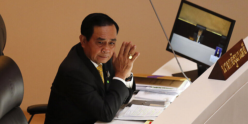 Prayut Chan-o-cha, Regierungschef von Thailand, während der Sondersitzung im Parlamentsgebäude. Foto: Sakchai Lalit/AP/dpa