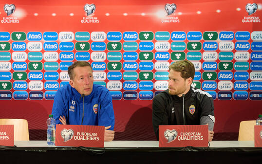 Nationaltrainer Konrad Fünfstück und Captain Nicolas Hasler beantworteten gestern die Fragen der Medien.