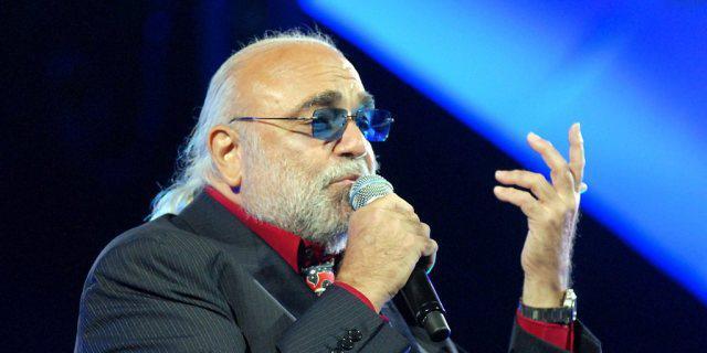 Demis Roussos bei einem Konzert 2006 in Polen
