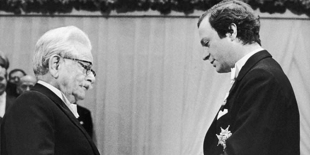 1981 wurde Elias Canetti (l) mit dem Nobelpreis für Literatur ausgezeichnet. Übergeben wurde der Preis in Stockholm von König Carl Gustaf. (Archiv)