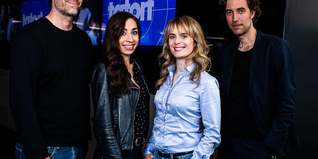 Die Drehbuchautoren Stefan Brunner, links, und Lorenz Langenegger, rechts, mit "ihrem" neuen Zürcher "Tatort"-Team (Carol Schuler, 2.v.l. und Anna Pieri Zuercher, 2.v.r.). Die Drehbuchautoren Stefan Brunner, links, und Lorenz Langenegger, rechts, mit "ihrem" neuen Zürcher "Tatort"-Team (Carol Schuler, 2.v.l. und Anna Pieri Zuercher, 2.v.r.).
