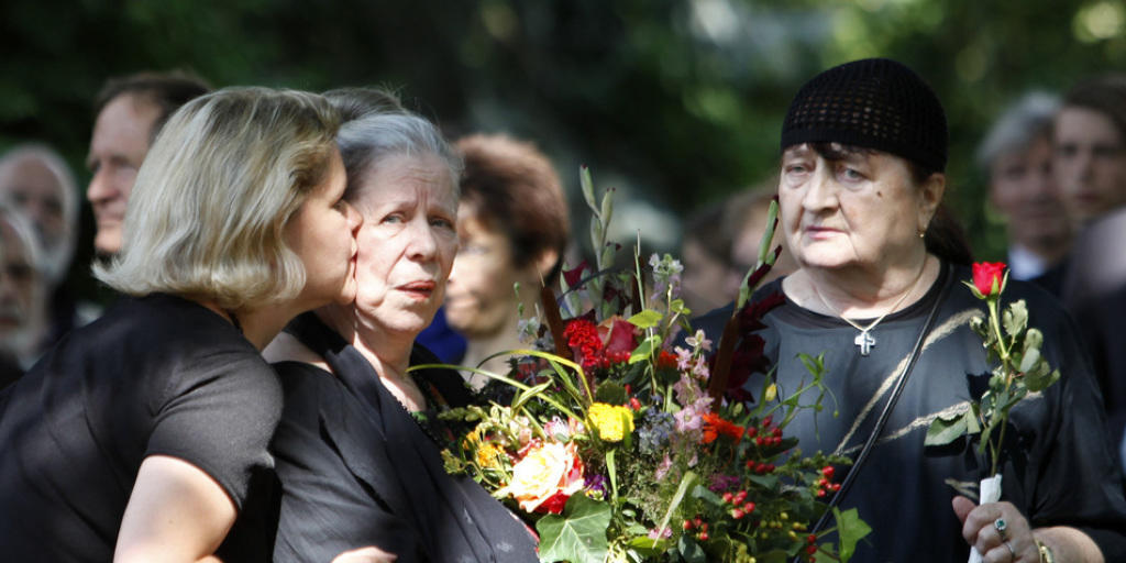 Brecht-Enkelin Jenny Brecht-Schall, Barbara Brecht-Schall und Gisela Knauf vom Büro der Brecht Erben (von links) 2009 an der Beisetzung von Bertolt Brechts Tochter Hanne Hiob (Archiv). Brecht-Enkelin Jenny Brecht-Schall, Barbara Brecht-Schall und Gisela Knauf vom Büro der Brecht Erben (von links) 2009 an der Beisetzung von Bertolt Brechts Tochter Hanne Hiob (Archiv).
