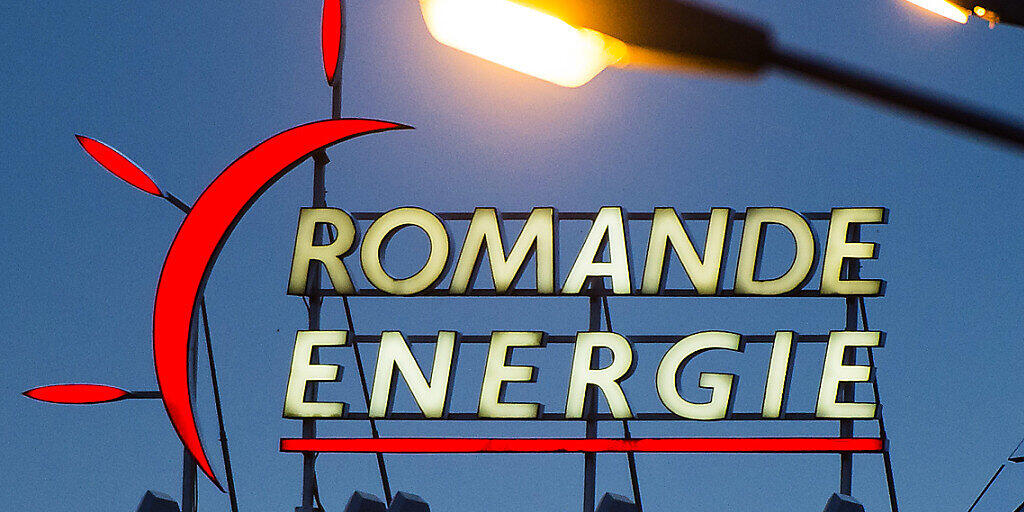 Die Energiegesellschaft Romande Energie hat im ersten Halbjahr trotz Corona mehr Umsatz und einen höheren Gewinn erzielt. Grund dafür war aber auch der Verkauf eines Grundstücks.(Archivbild)