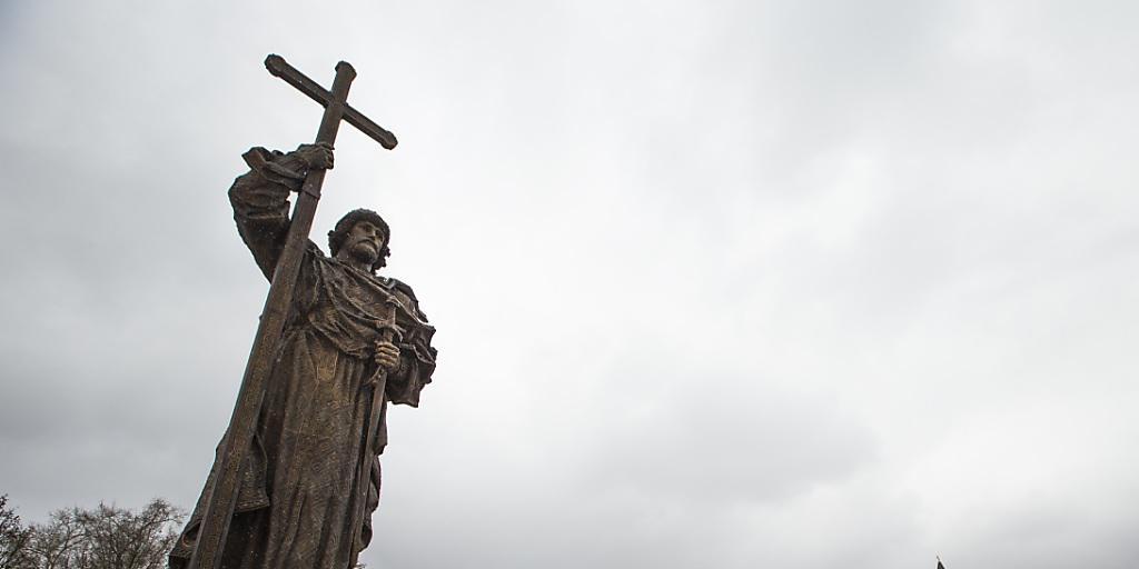 Ganz gross die Statue Wladimirs und zu ihren Füssen Wladimir Putin am Rednerpult