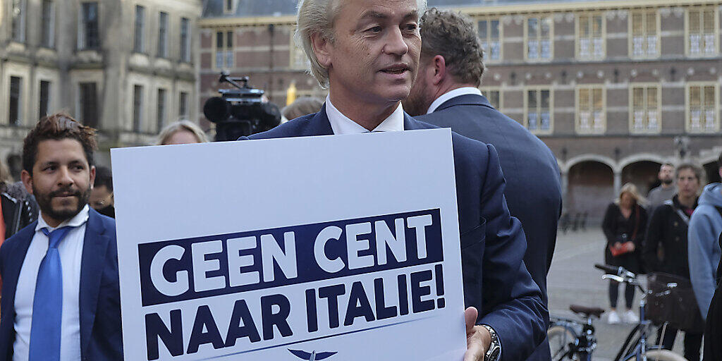 "Kein Cent nach Italien": Der niederländische Oppositionspolitiker Geert Wilders beim Besuch des italienischen Premiers Giuseppe Conte bei seinem Amtskollegen Mark Rutte am Freitag in Den Haag.