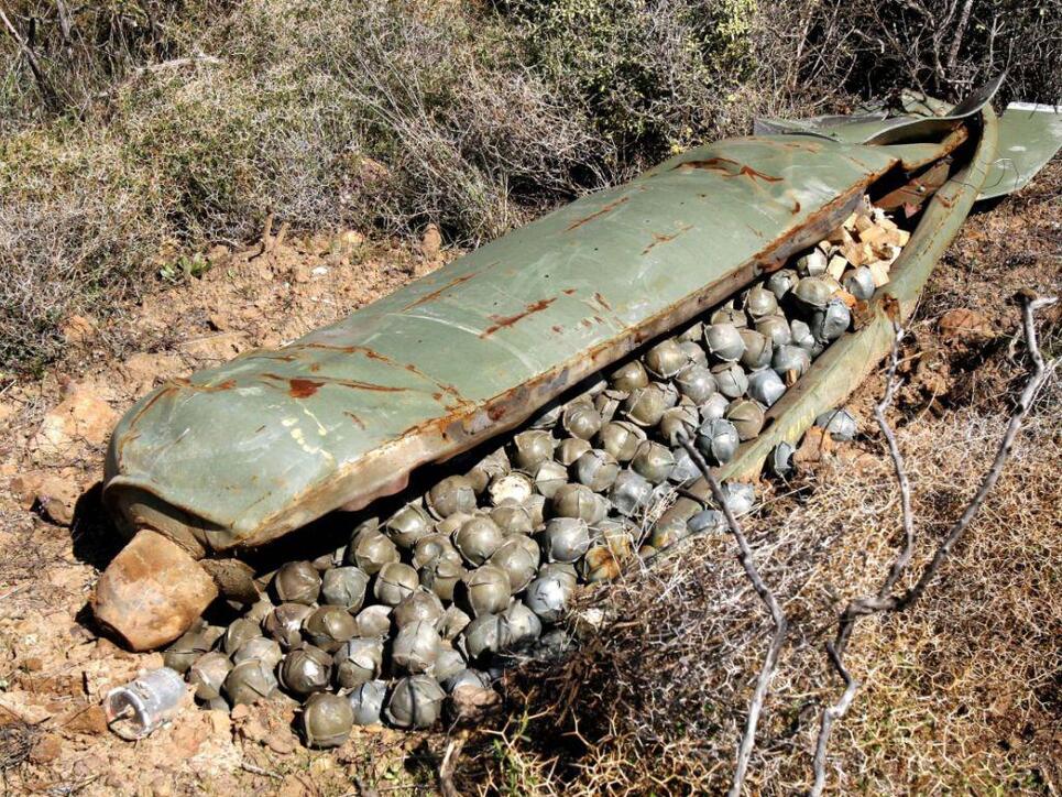 Nicht-explodierte Streubomben sowie deren "Mini-Bomben", die pro Bombe zu Hunderten über Fussballfeld-grosse Gebiete verteilt werden, forderten im 2016 doppelt so viele Opfer wie im Jahr zuvor. (Symbolbild)