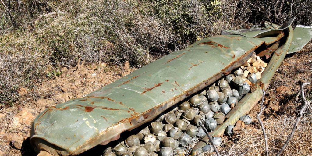 Nicht-explodierte Streubomben sowie deren "Mini-Bomben", die pro Bombe zu Hunderten über Fussballfeld-grosse Gebiete verteilt werden, forderten im 2016 doppelt so viele Opfer wie im Jahr zuvor. (Symbolbild)
