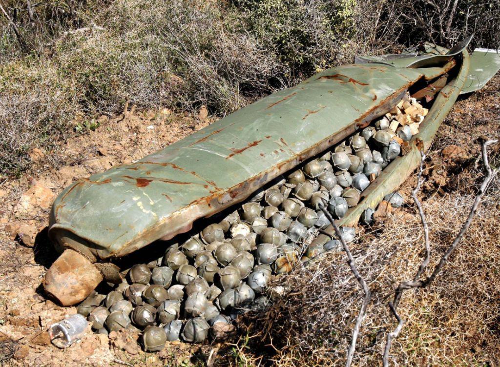 Nicht-explodierte Streubomben sowie deren "Mini-Bomben", die pro Bombe zu Hunderten über Fussballfeld-grosse Gebiete verteilt werden, forderten im 2016 doppelt so viele Opfer wie im Jahr zuvor. (Symbolbild) Nicht-explodierte Streubomben sowie deren "Mini-Bomben", die pro Bombe zu Hunderten über Fussballfeld-grosse Gebiete verteilt werden, forderten im 2016 doppelt so viele Opfer wie im Jahr zuvor. (Symbolbild)