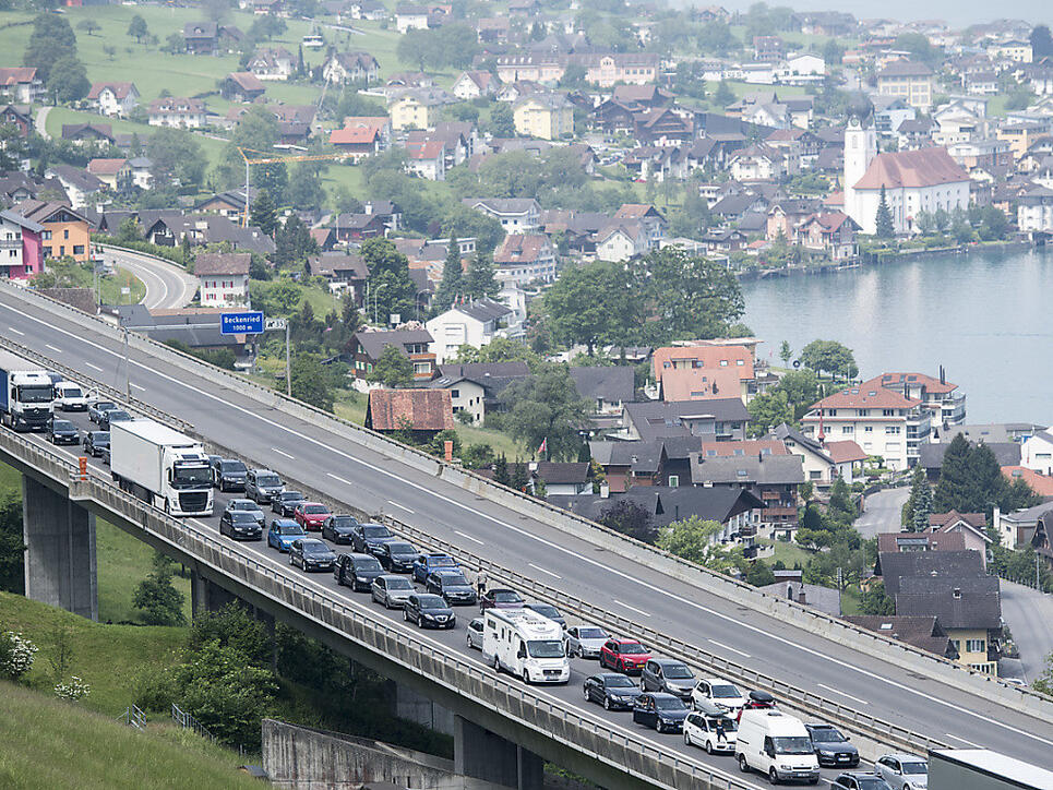 Gotthard-Rekordstau mit Auswirkungen: Auch vor dem Seelisberg-Tunnel zwischen Nidwalden und Uri bildete sich eine Blechlawine.