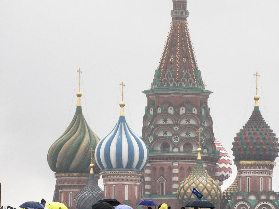 Der Kreml trennt sich von unliebsamen Geheimnisträgern gerne mit Gift, wie er schon mehrmals bewiesen hat. Darum verdächtigt die britische Politik auch diesmal die russische Regierung hinter dem mysteriösen Tod des früheren russischen Doppelagenten (Symbolbild mit Basilius-Kathedrale in Moskau).