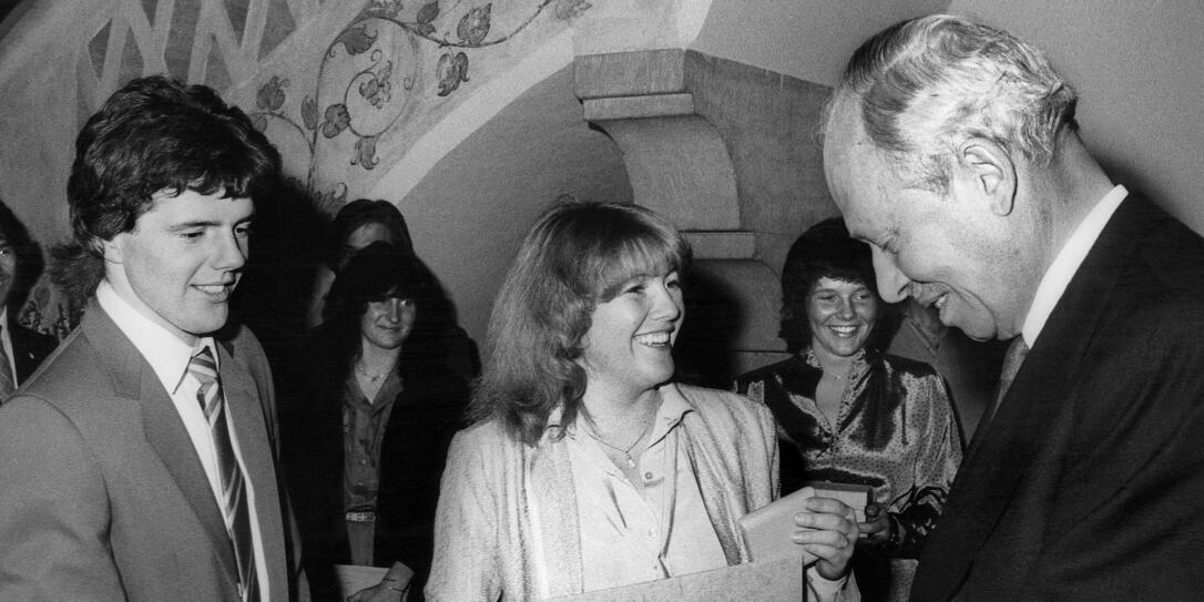 Die Liechtensteinischen Erfolgsgeschwister Andreas (links) und Hanni Weirather-Wenzel (mitte) wurden am 19. März 1980 auf Schloss Vaduz von Fuerst Franz Josef II (rechts) geehrt, nachdem Hanni an den Olympischen Winterspielen in Lake Placid Gold im Slalom und Riesenslalom sowie Silber in der Abfahrt, ihr Bruder Andreas die Silbermedaille in der Kombination sowie im Riesenslalom gewinnen konnten. Die Liechtensteinischen Erfolgsgeschwister Andreas (links) und Hanni Weirather-Wenzel (mitte) wurden am 19. März 1980 auf Schloss Vaduz von Fuerst Franz Josef II (rechts) geehrt, nachdem Hanni an den Olympischen Winterspielen in Lake Placid Gold im Slalom und Riesenslalom sowie Silber in der Abfahrt, ihr Bruder Andreas die Silbermedaille in der Kombination sowie im Riesenslalom gewinnen konnten.