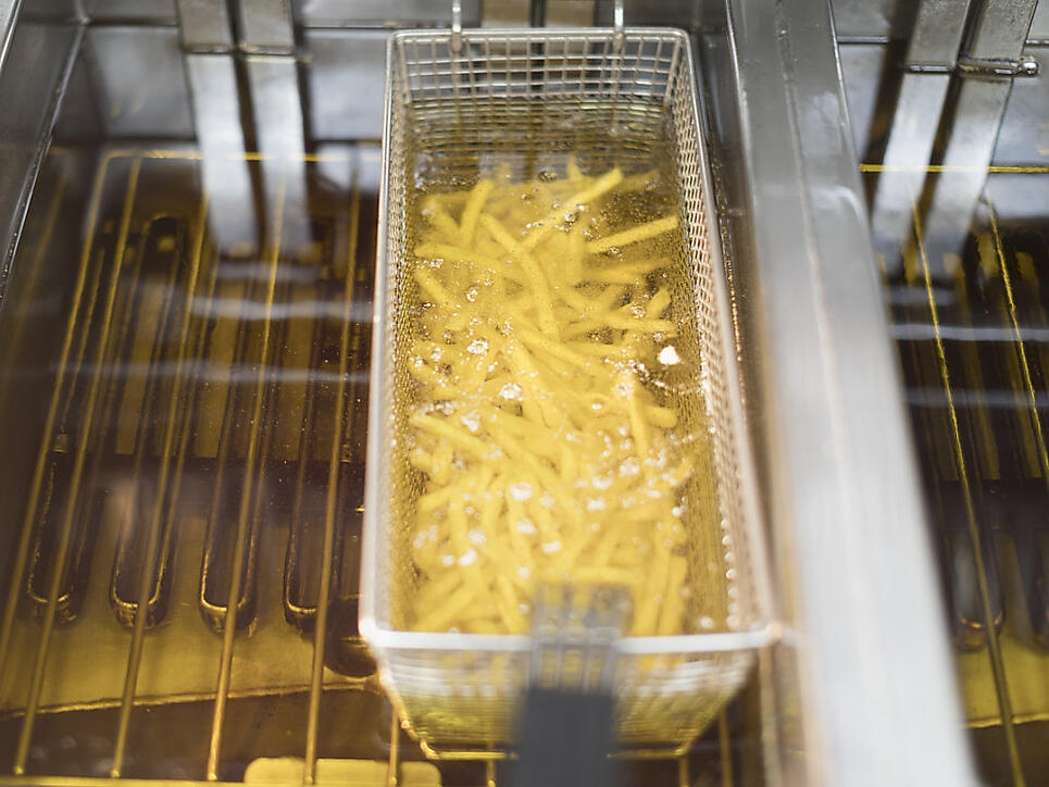 Acrylamid bildet sich unter hohen Temperaturen etwa beim Frittieren von stärkehaltigen Lebensmitteln wie Kartoffeln. (Symbolbild)