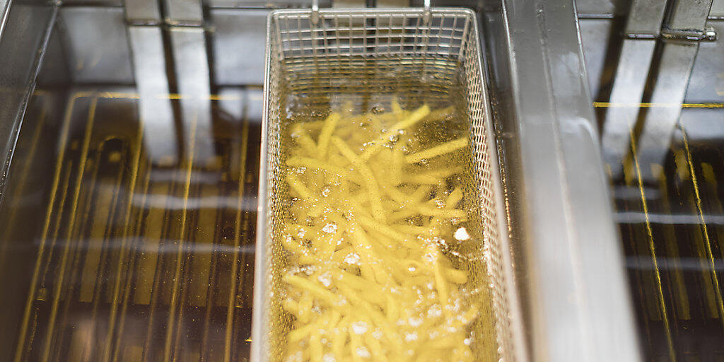 Acrylamid bildet sich unter hohen Temperaturen etwa beim Frittieren von stärkehaltigen Lebensmitteln wie Kartoffeln. (Symbolbild)