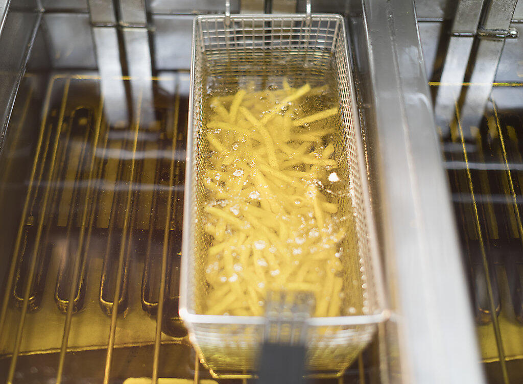 Acrylamid bildet sich unter hohen Temperaturen etwa beim Frittieren von stärkehaltigen Lebensmitteln wie Kartoffeln. (Symbolbild) Acrylamid bildet sich unter hohen Temperaturen etwa beim Frittieren von stärkehaltigen Lebensmitteln wie Kartoffeln. (Symbolbild)