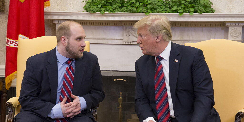 Der von Venezuela freigelassene US-Missionar Joshua Holt bei seinem Empfang im Weissen Haus mit Präsident Donald Trump.